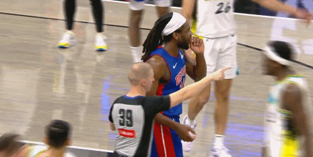 j9九游真人游戏第一平台官方：斯图尔特恶犯累计6分停薪禁赛一场 比不恰当手势被罚5万