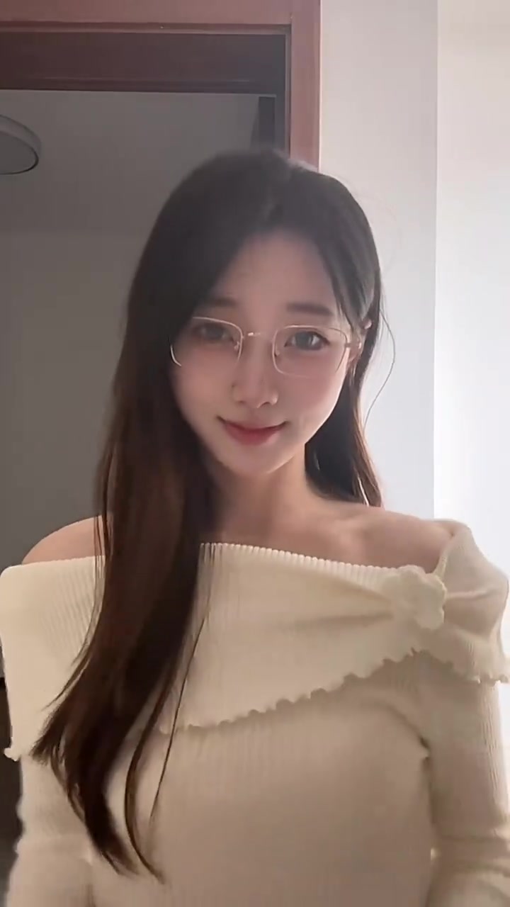 j9九游会老哥俱乐部交流😏开始玩反差这一套？阿芙更新视频：戴眼镜果然怪怪滴~