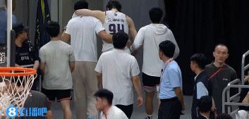 j9九游真人游戏第一品牌登录入口顶防莫兰德时被撞到胸口！薛思佳：王哲林赛后第一时间去医院检查