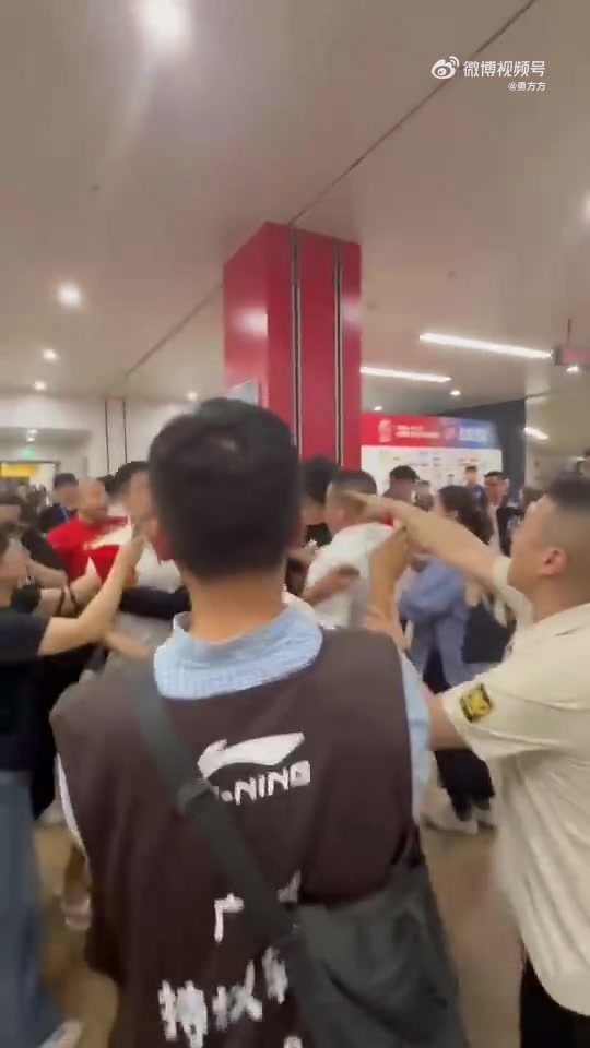 j9九游会官方登录还有下集😯广厦光头球迷再次动手打掉手机踹飞上前理论的女记者