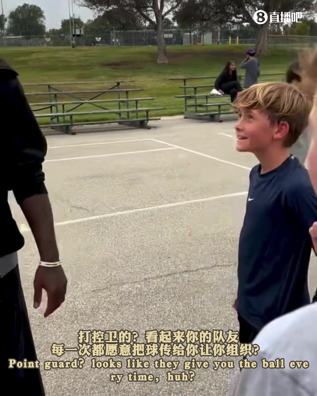 ag九游会亚洲真人第一品牌🥺优质偶像！字字箴言！欧文闪现公园鼓励打篮球的小朋友🏀